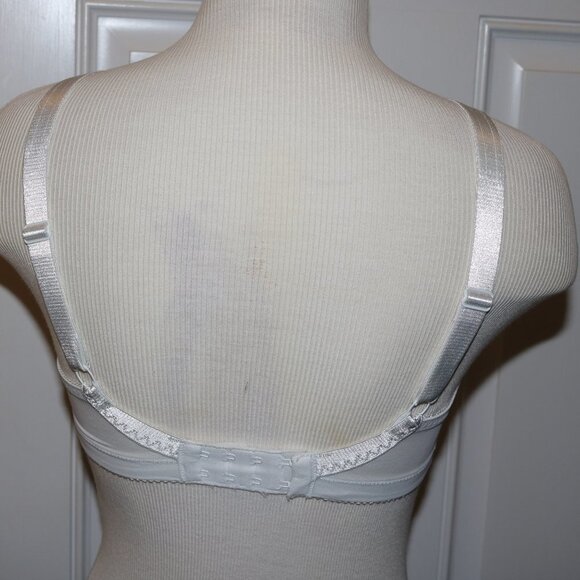 Jadee 34B bra has inserts/pockets but no pads to go with it white color 3/2016 - Picture 3 of 6